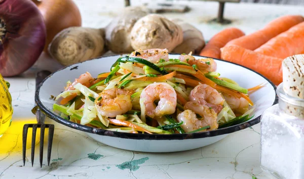 Camarões fritos com legumes julienne — Fotografia de Stock