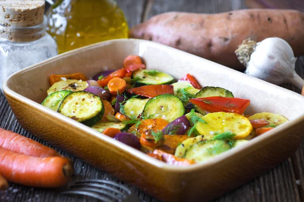 Жареные овощи с оливковым маслом — стоковое фото