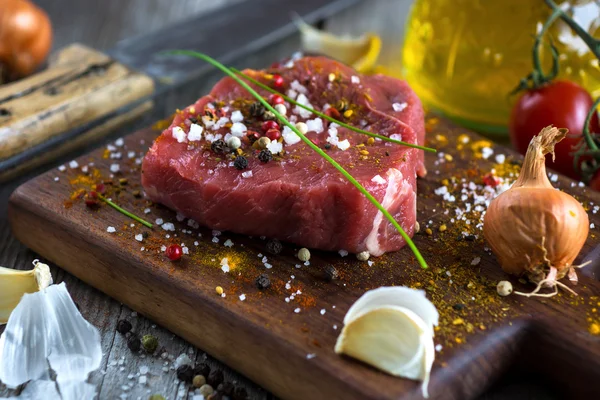 Čerstvý syrový hovězí steak — Stock fotografie