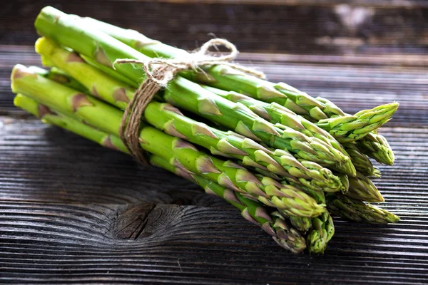 Bouquet d'asperges fraîches — Photo