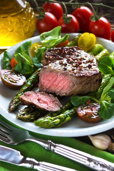 Beef steak with Grilled asparagus — Stock Photo, Image