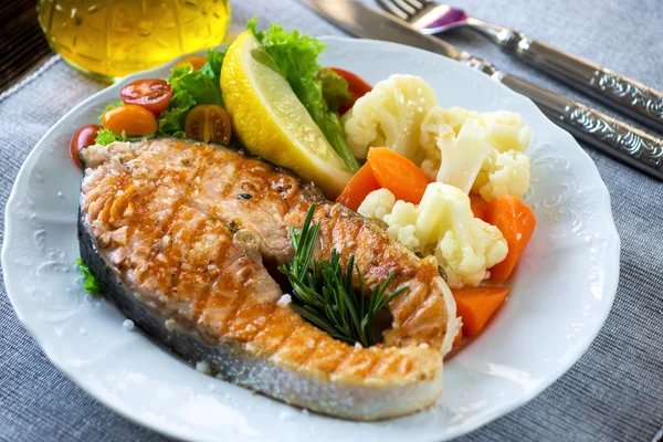 Gegrilde zalm steak — Stockfoto