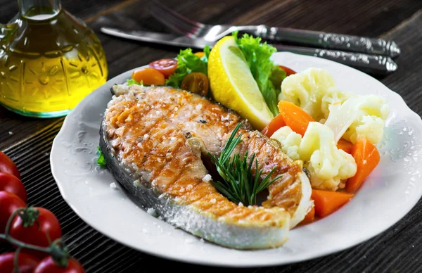 Bife de salmão grelhado — Fotografia de Stock