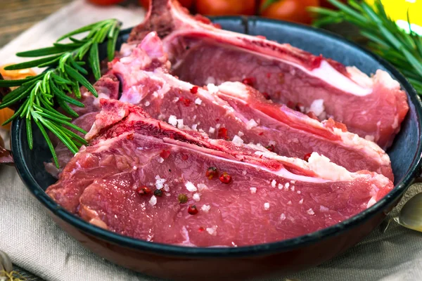 Rohe Kalbssteaks — Stockfoto