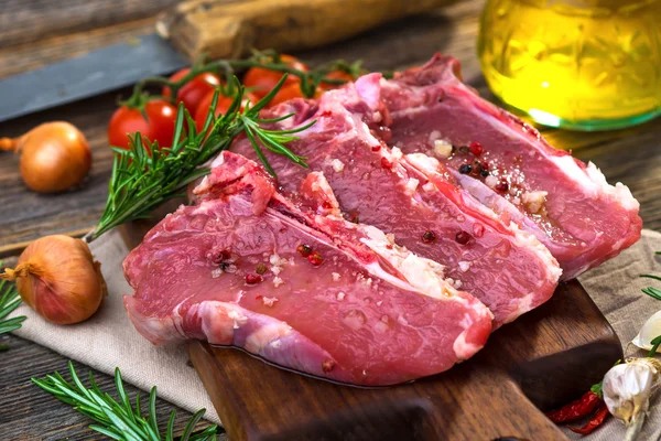 Rohe Kalbssteaks — Stockfoto