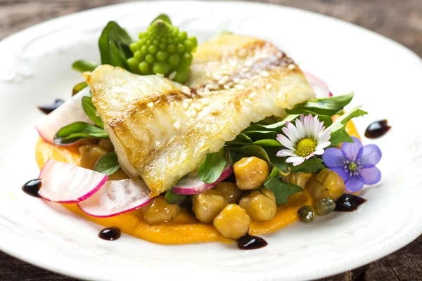 Filetto di pesce con ceci — Foto Stock