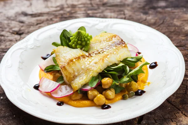 Fish fillet with chickpeas — Stock Photo, Image