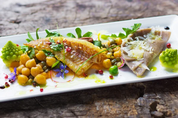 Fish fillet with chickpeas — Stock Photo, Image