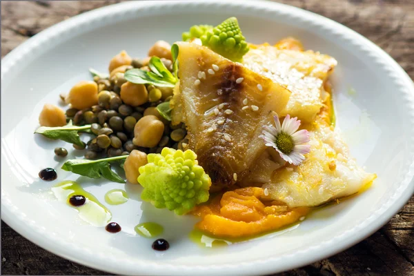 Fish fillet with chickpeas — Stock Photo, Image
