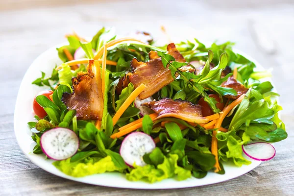 Salada com bacon e legumes — Fotografia de Stock