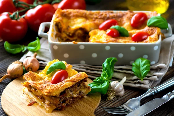 Chutné lasagne s čerstvými rajčaty — Stock fotografie