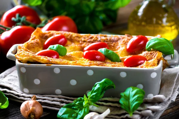 신선한 토마토와 맛 있는 라자 냐 — 스톡 사진