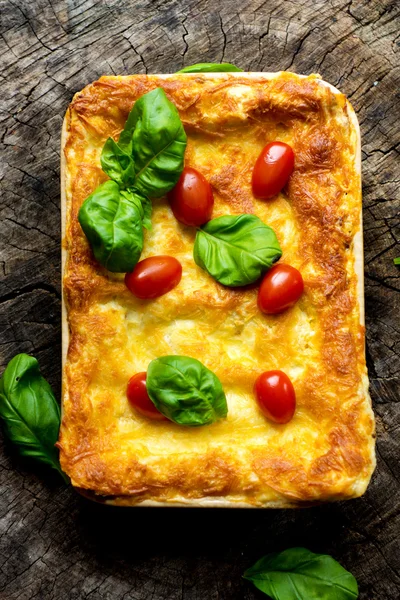 Chutné lasagne s čerstvými rajčaty — Stock fotografie