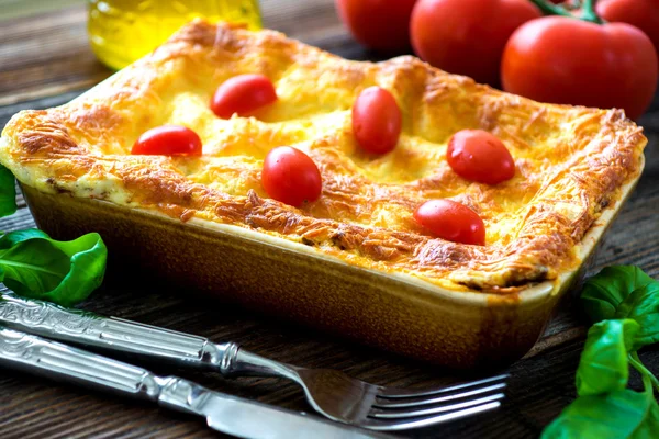 Ízletes Lasagna, friss paradicsommal — Stock Fotó