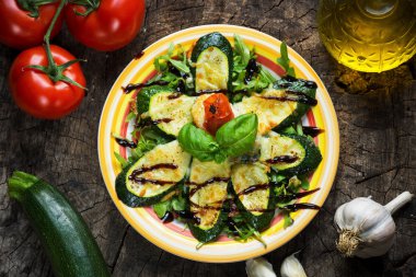 Mozzarella peyniri ile ızgara kabak