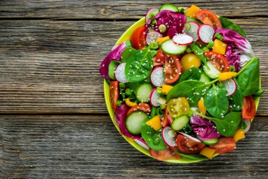 Taze sebze salatası. 