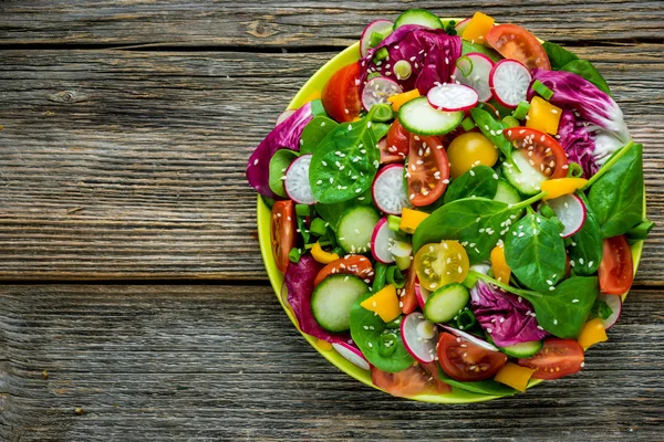 Taze sebze salatası. 