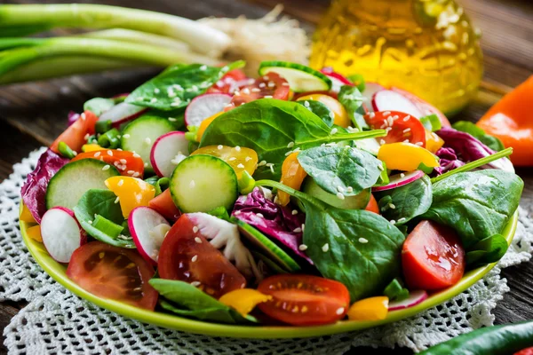 Salada de legumes frescos — Fotografia de Stock