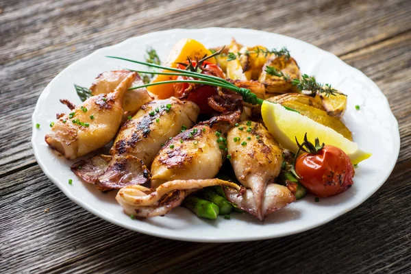 Calamares a la parrilla con espárragos — Foto de Stock