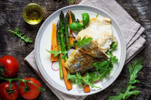 Filete de pescado con verduras — Foto de Stock