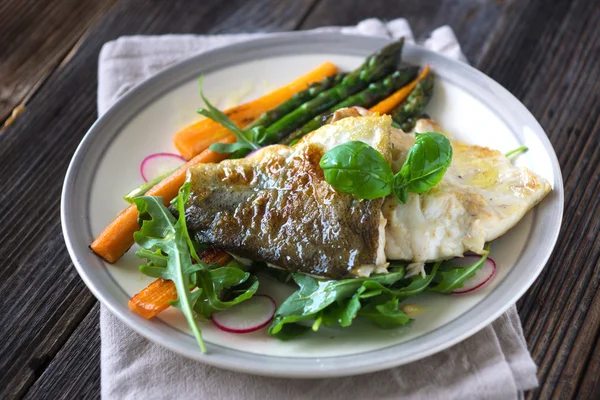 Filete de pescado con verduras — Foto de Stock