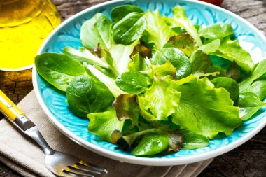 Taze yeşil salata.