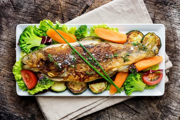 Trucha a la parrilla con verduras — Foto de Stock