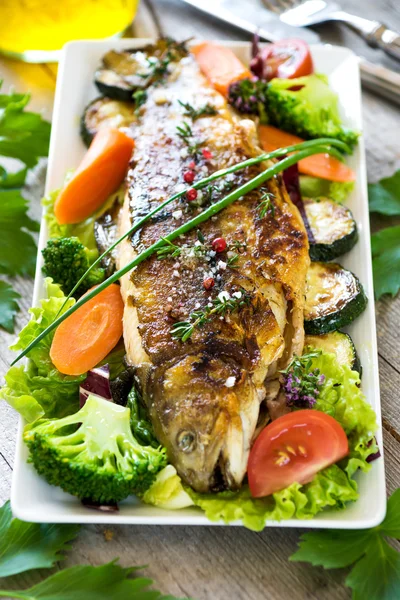 Trucha a la parrilla con verduras — Foto de Stock