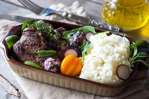 Carne grelhada com arroz — Fotografia de Stock