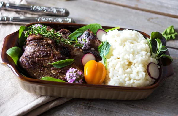 Carne grelhada com arroz — Fotografia de Stock