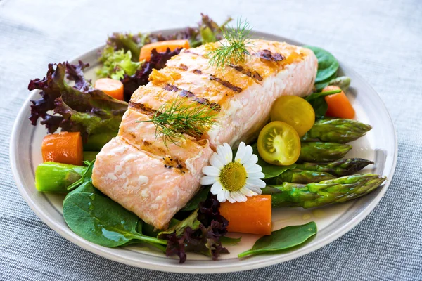 Gegrilde zalm filet met groenten — Stockfoto