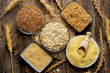 Ahşap masa üzerinde hububat koleksiyon