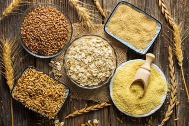 Ahşap masa üzerinde hububat koleksiyon