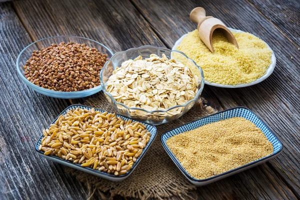 Collezione di cereali su tavola di legno — Foto Stock