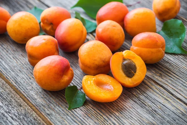 Albaricoques ecológicos con hojas —  Fotos de Stock