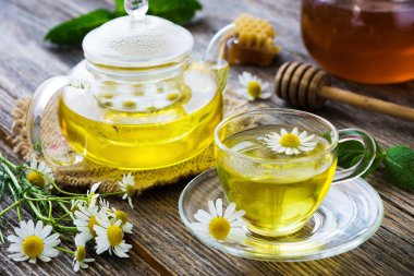 Papatya çayı üzerinde ahşap 