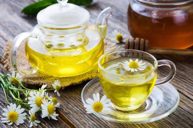 Papatya çayı üzerinde ahşap 