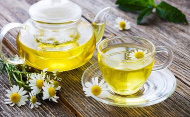 Papatya çayı üzerinde ahşap 