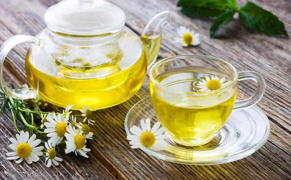 Papatya çayı üzerinde ahşap 