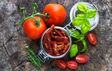 Güneş kurutulmuş domates