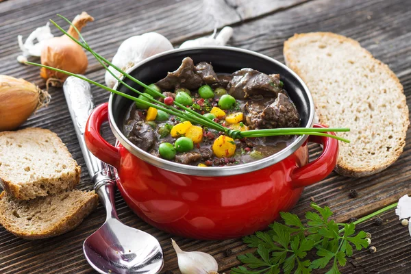 Fígado de frango em molho com legumes — Fotografia de Stock