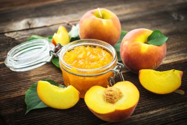 Şeftali reçeli ve taze şeftali