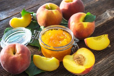 Şeftali reçeli ve taze şeftali