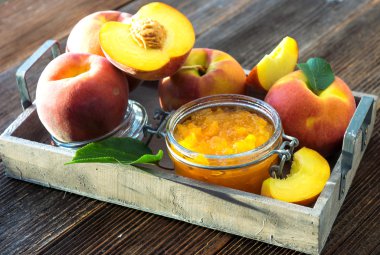 Şeftali reçeli ve taze şeftali