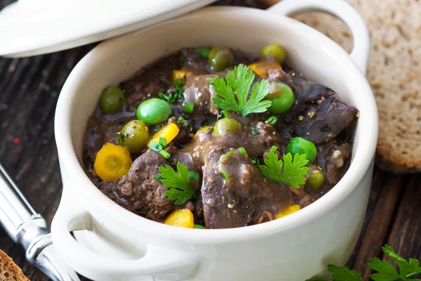 Chicken liver in sauce with vegetables — Stock Photo, Image