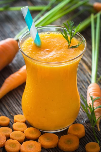 Hemgjord morotsjuice med färska morötter — Stockfoto