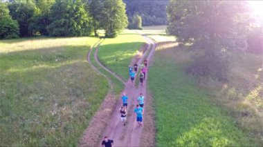 erkeklerle sahada koşu