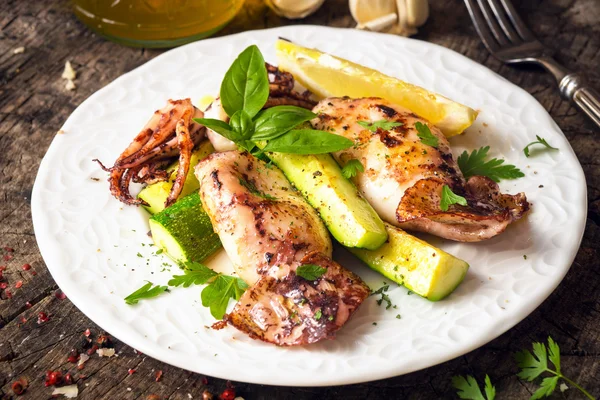 Calamari alla griglia con limone e zucchine — Foto Stock