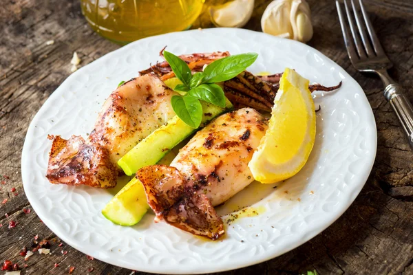 Calamar a la parrilla con limón y calabacín —  Fotos de Stock