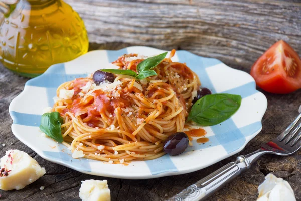 Espaguete com molho de tomate — Fotografia de Stock